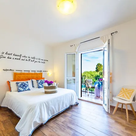 Le Maschere לינה וארוחת בוקר סנטה טרזה גאיורה