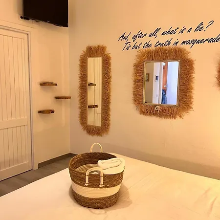 Le Maschere לינה וארוחת בוקר סנטה טרזה גאיורה