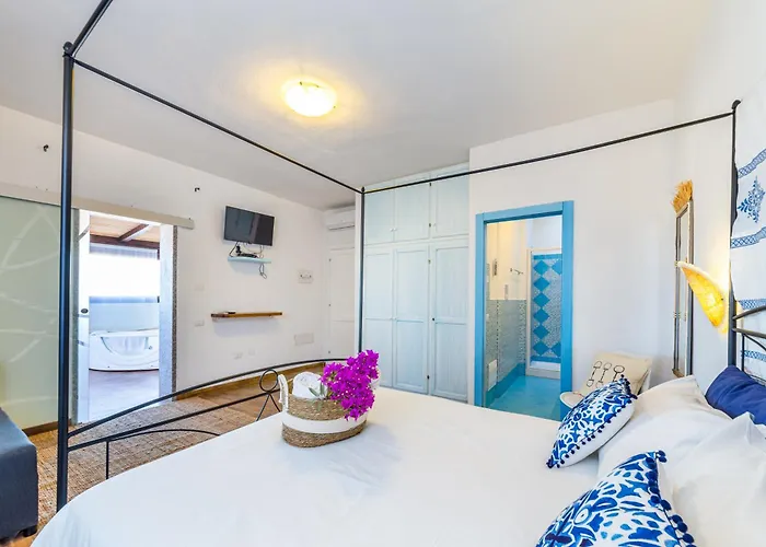 Le Maschere サンタ・テレーザ・ガッルーラ